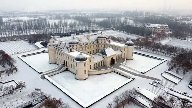 The château from above in winter, the courtyard and roofs covered in snow